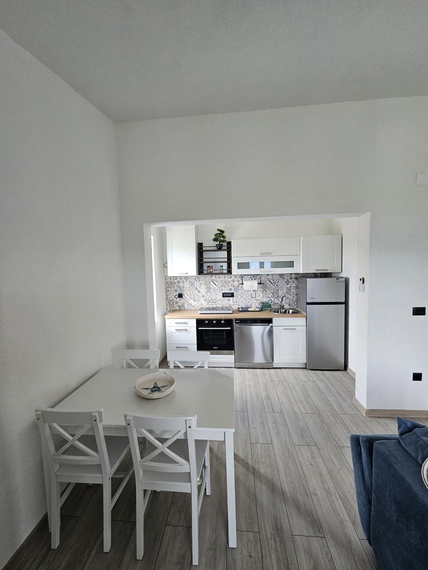 Apartmani 1 Pinezici المظهر الخارجي الصورة