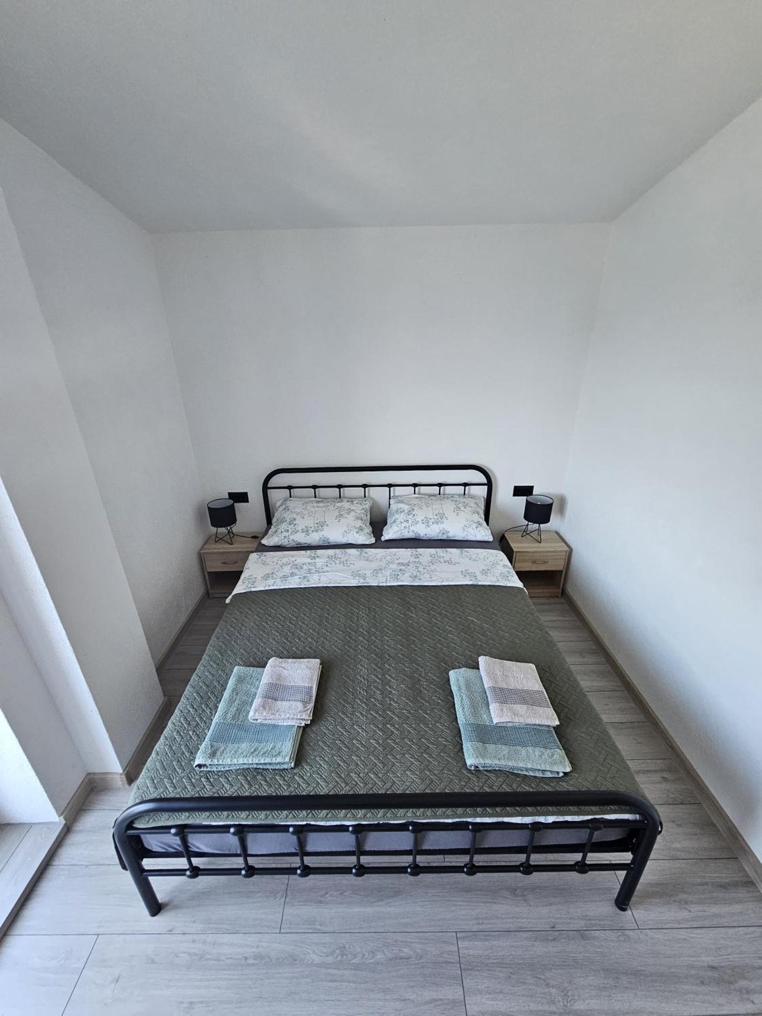 Apartmani 1 Pinezici المظهر الخارجي الصورة